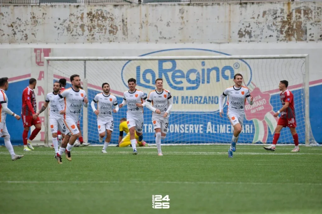 Immagine 1: Ugento Calcio: vittoria cruciale in trasferta 2-1 - Ugento