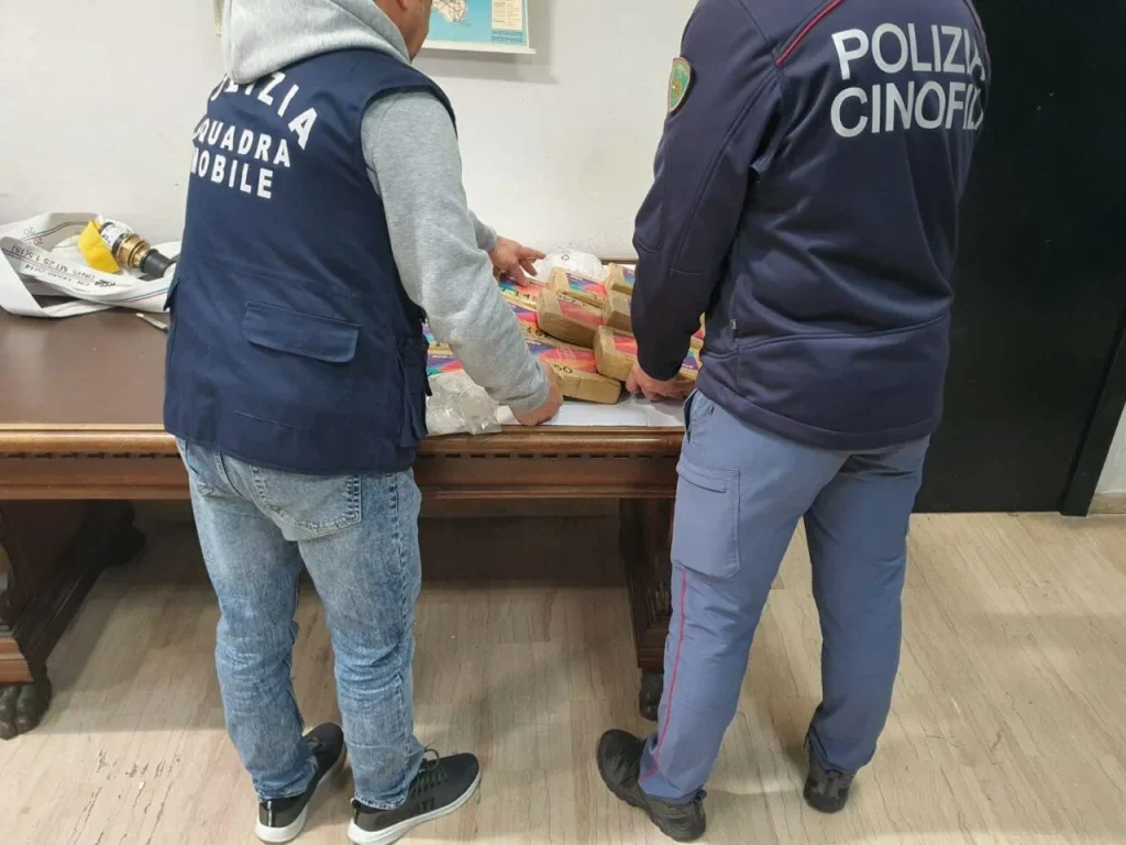 Immagine 1: A Lecce maxi sequestro di 13 kg di cocaina - Lecce