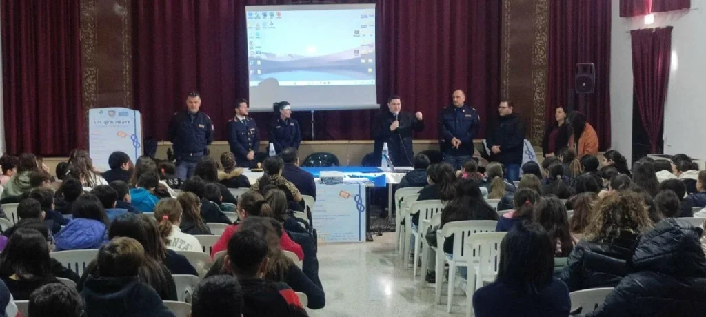 Immagine 1: Bullismo e cyberbullismo: la Polizia di Stato incontra gli studenti - Gagliano del Capo