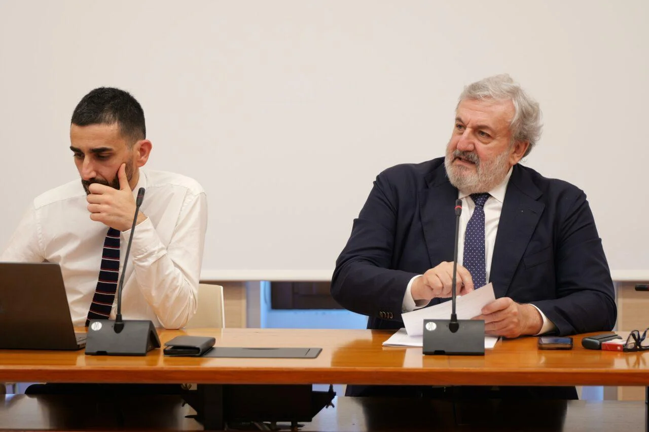 Centro di competenza regionale per l’IA, il presidente Emiliano e l’assessore Delli Noci al primo incontro del Comitato Tecnico