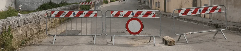 Immagine 1: Un muretto da 300mila euro paralizza la viabilit&agrave; di Ugento - Ugento