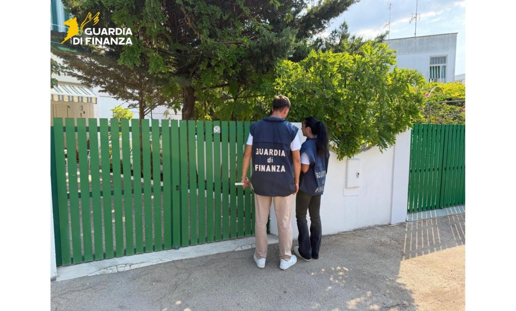 Immagine 1: Gallipoli, ‘case pollaio’ per turisti: Guardia di Finanza scopre irregolarità - Lecce