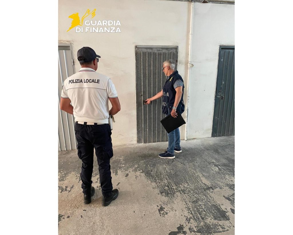 Immagine 3: Gallipoli, ‘case pollaio’ per turisti: Guardia di Finanza scopre irregolarità - Lecce