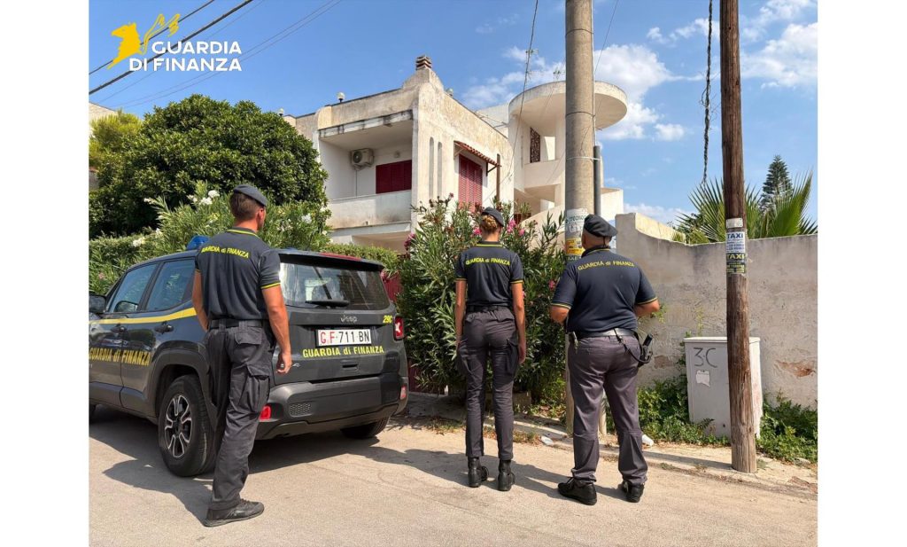 Immagine 4: Gallipoli, ‘case pollaio’ per turisti: Guardia di Finanza scopre irregolarità - Lecce
