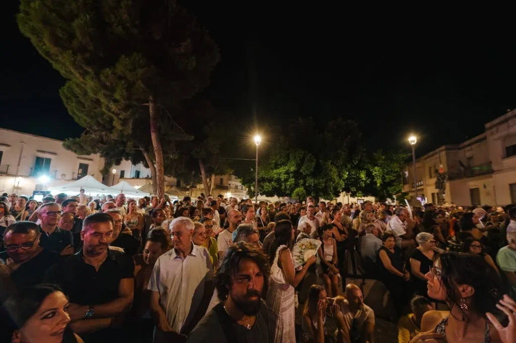 Dettaglio 11: Alliste, successo per la "Festa in Terra Allisti 2026": musica e arte incantano la piazza