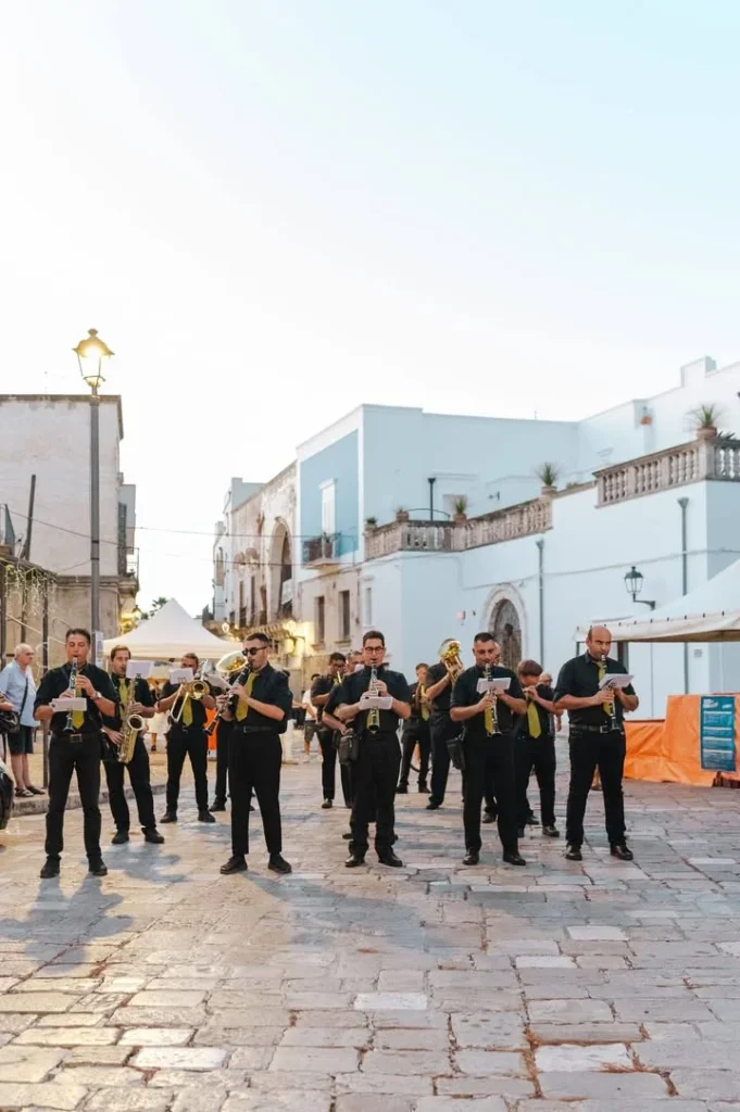 Dettaglio 2: Alliste, successo per la "Festa in Terra Allisti 2026": musica e arte incantano la piazza
