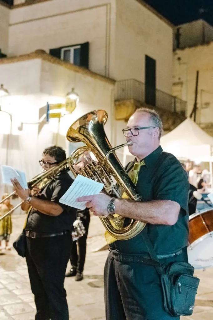Dettaglio 3: Alliste, successo per la "Festa in Terra Allisti 2026": musica e arte incantano la piazza