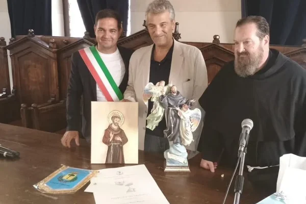Copertino, incontri ad Assisi per Patto di Amicizia: scultura di San Giuseppe in dono