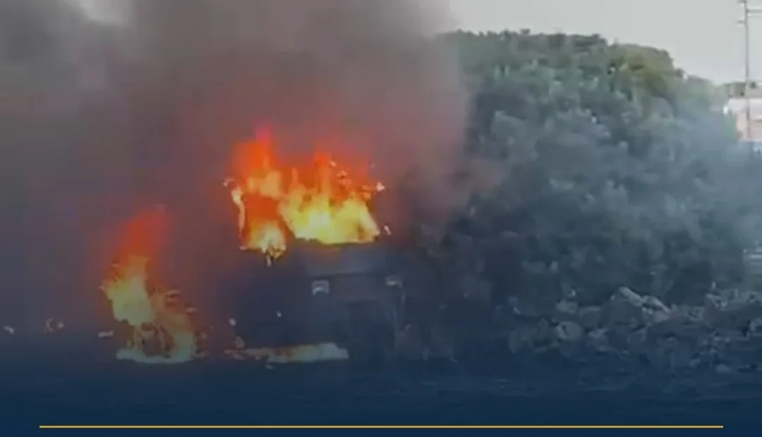 Anteprima di: Incendio in Via Petrella: autocarro Ape avvolto dalle fiamme
