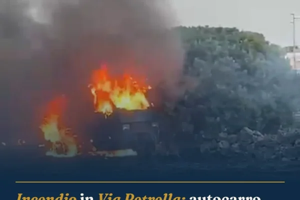 Ugento: Incendio in Via Petrella: autocarro Ape avvolto dalle fiamme