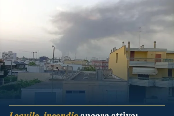Lequile, incendio ancora attivo: Prefettura e ARPA monitorano la situazione