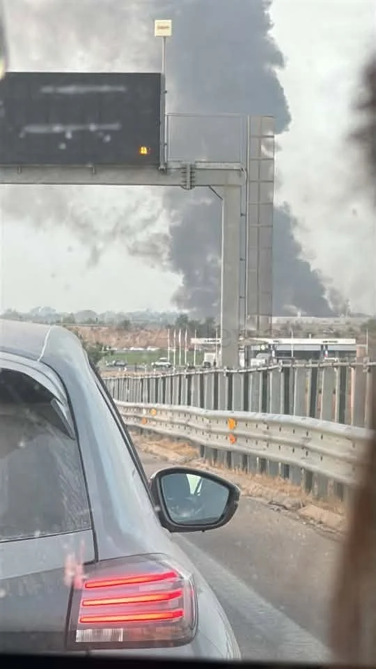 Foto: Lequile, incendio e allarme diossina: nube di fumo visibile da Lecce e circondario
