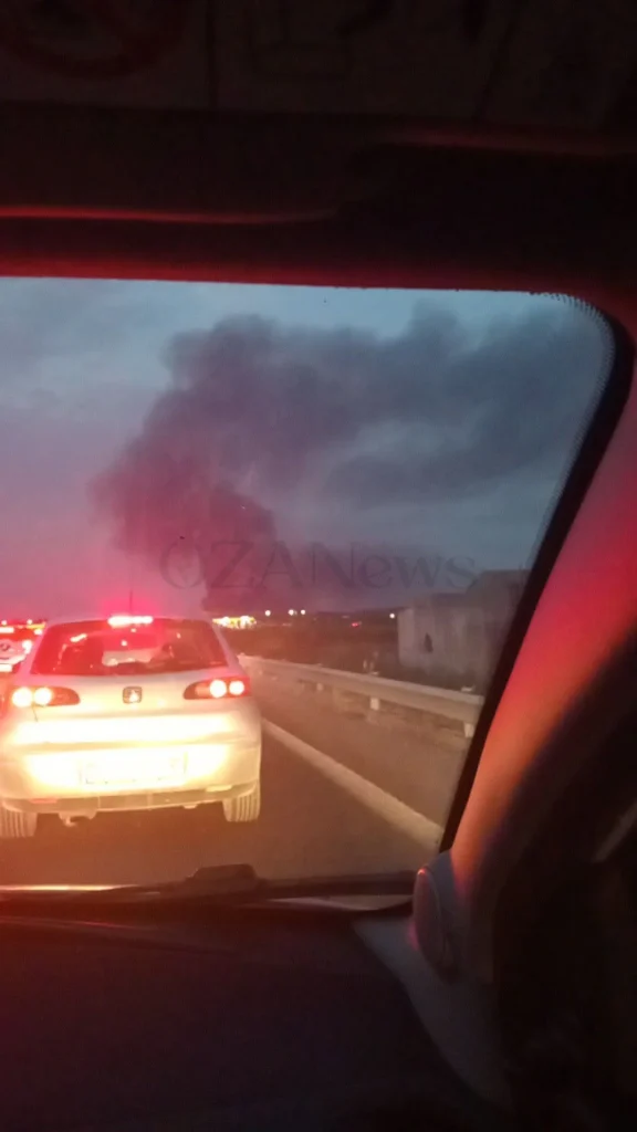 Dettaglio 2: Lequile, incendio e allarme diossina: nube di fumo visibile da Lecce e circondario