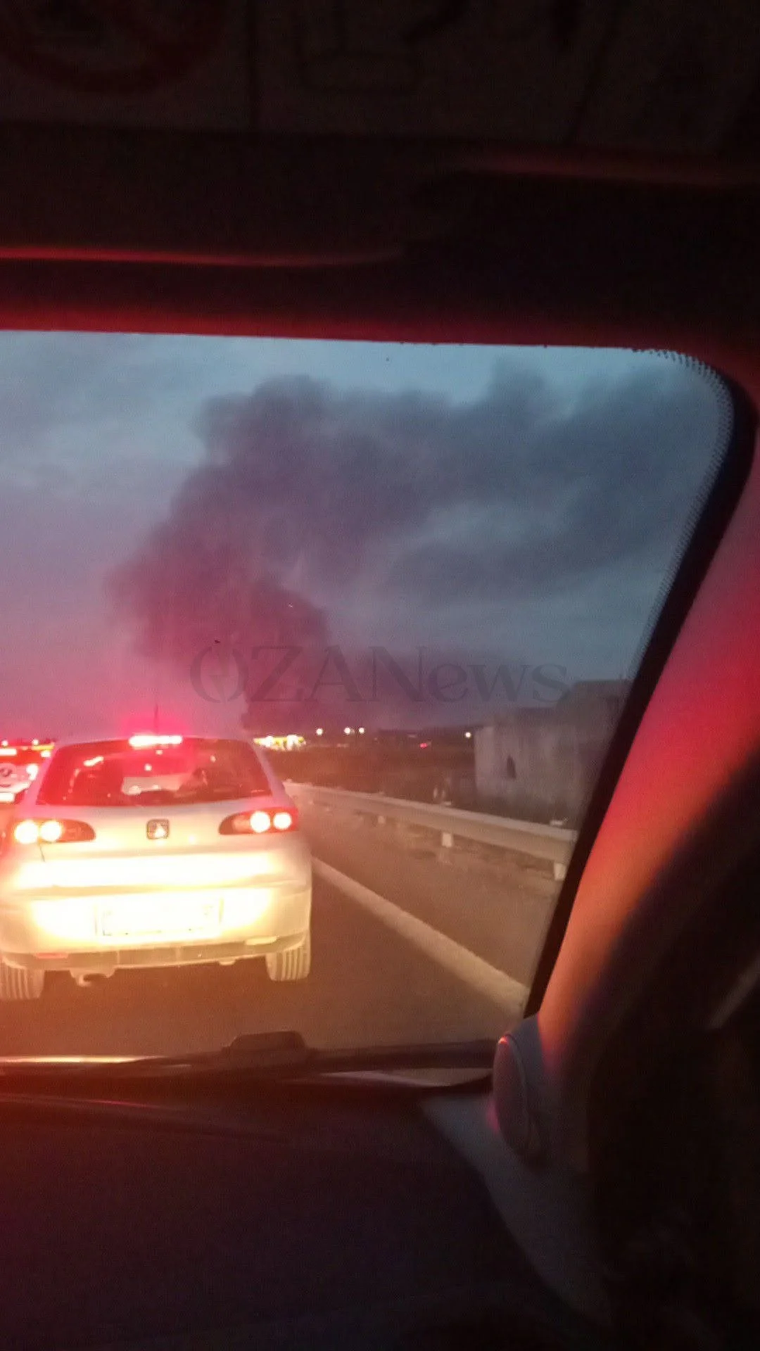 Foto: Lequile, incendio e allarme diossina: nube di fumo visibile da Lecce e circondario