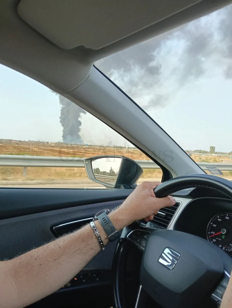 Dettaglio 3: Lequile, incendio e allarme diossina: nube di fumo visibile da Lecce e circondario