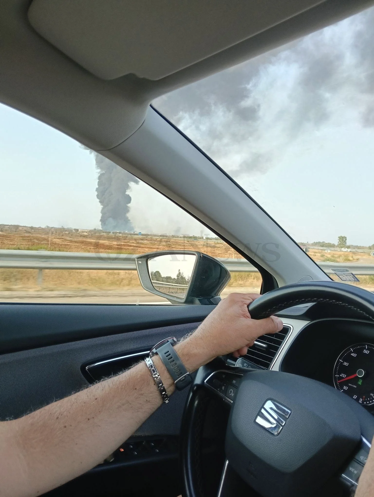 Foto: Lequile, incendio e allarme diossina: nube di fumo visibile da Lecce e circondario