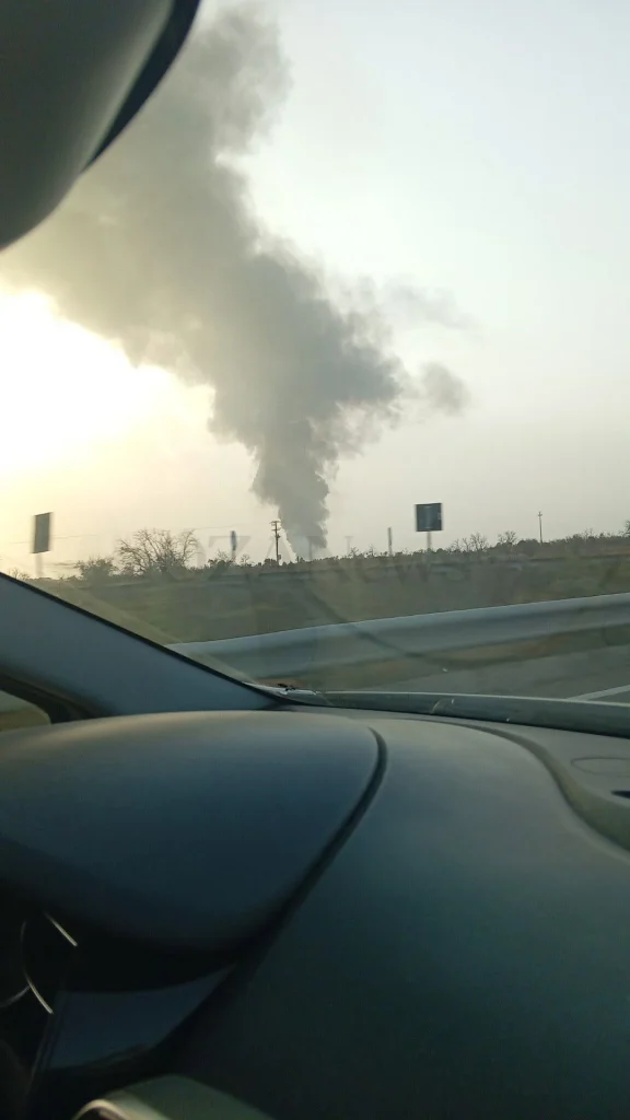Dettaglio 4: Lequile, incendio e allarme diossina: nube di fumo visibile da Lecce e circondario