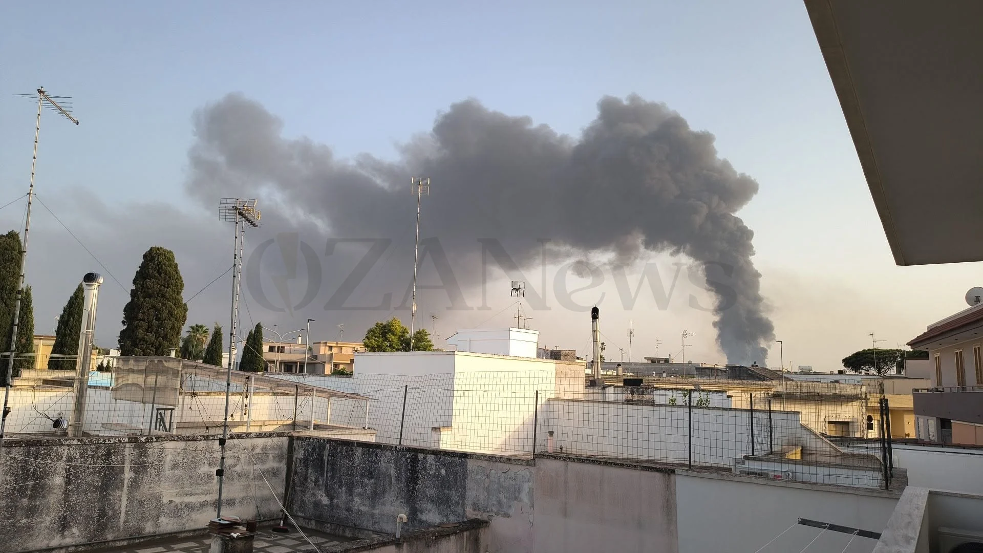 Foto: Lequile, incendio e allarme diossina: nube di fumo visibile da Lecce e circondario