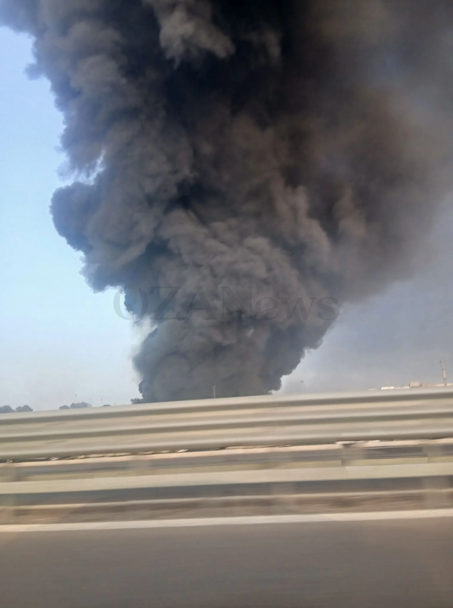 Foto: Lequile, incendio e allarme diossina: nube di fumo visibile da Lecce e circondario