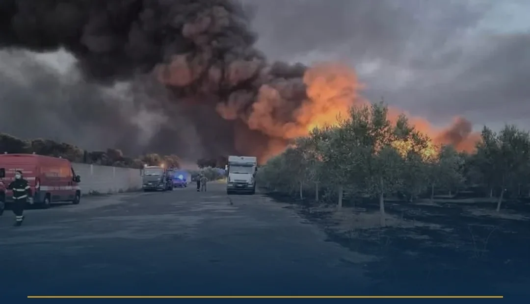 Anteprima di: Lequile, incendio in corso: Prefettura coordina soccorsi e monitoraggio aria