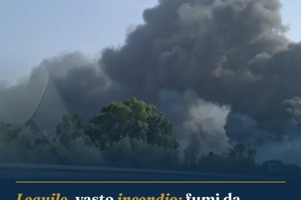 Lequile, vasto incendio: fumi da plastica, raccomandazioni alla popolazione