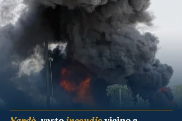 Nardò, vasto incendio vicino a discarica Castellino: fumo nero avvolge l’area