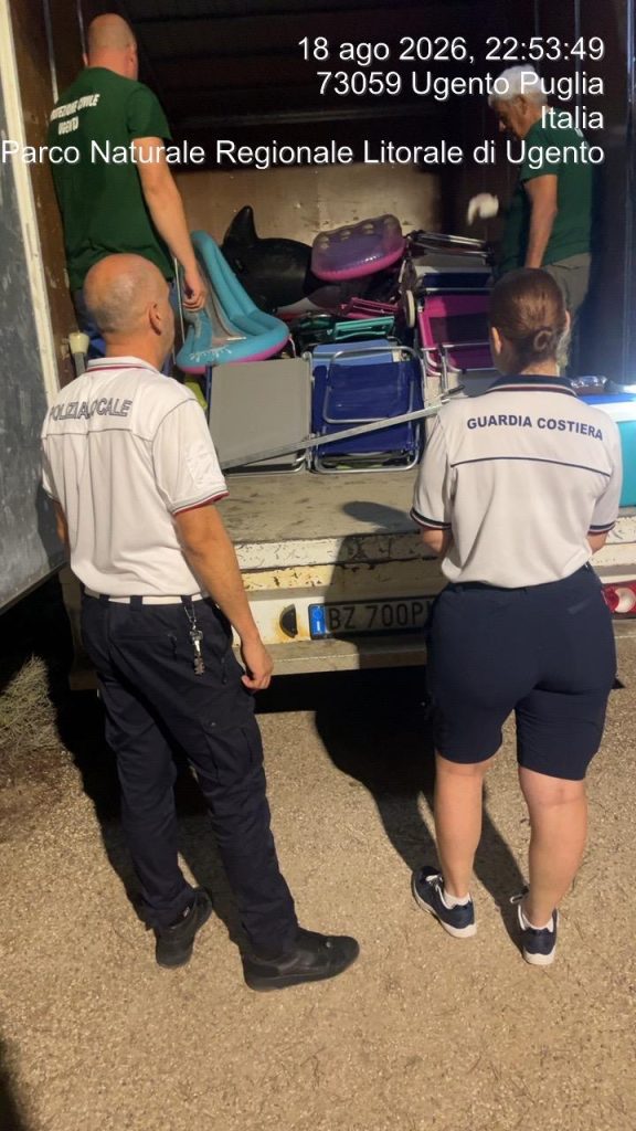 Dettaglio 1: Salento: Guardia Costiera libera 520 mq di spiaggia e oltre 400 ricci di mare