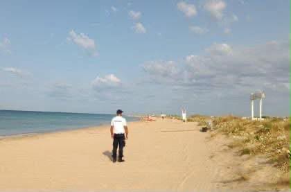 Salve, sequestrati 73 ombrelloni abusivi: controlli costanti sulle spiagge libere
