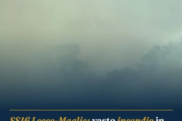 SS16 Lecce-Maglie: vasto incendio in corso, fumo intenso e rallentamenti