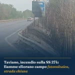Anteprima di: Taviano, incendio sulla SS 274: fiamme sfiorano campo fotovoltaico, strada chiusa