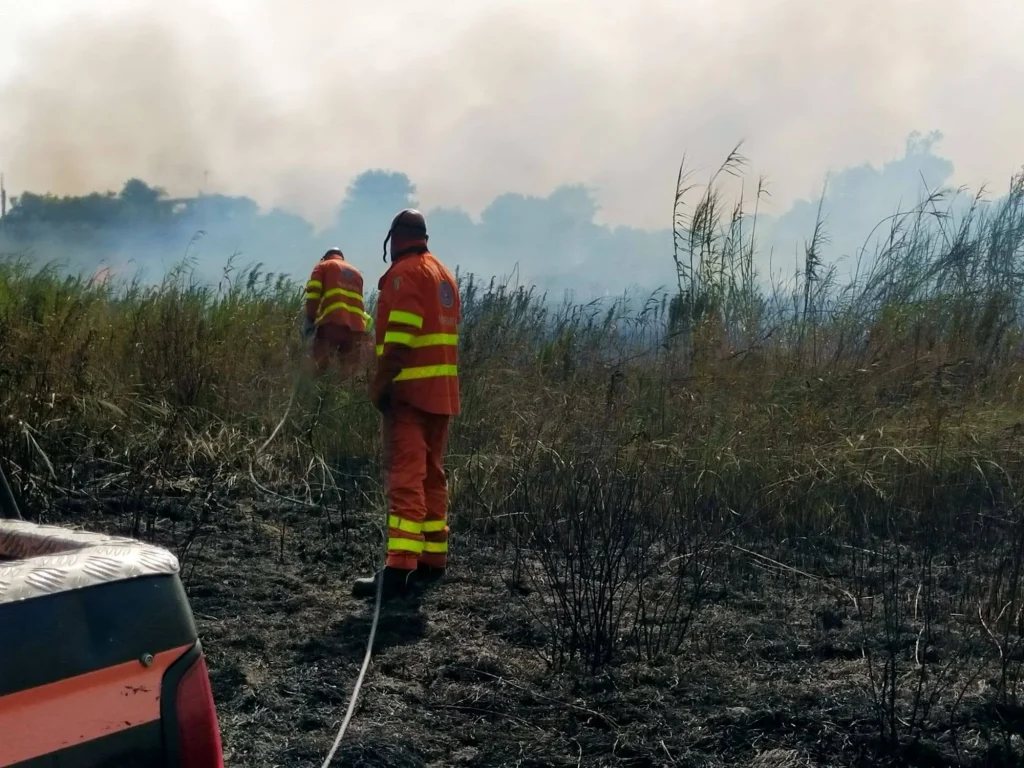 Dettaglio 3: Ugento, incendio in zona Fontanelle: le immagini della protezione civile