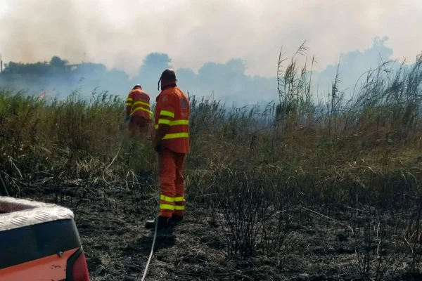 Ugento, incendio in zona Fontanelle: le immagini della protezione civile