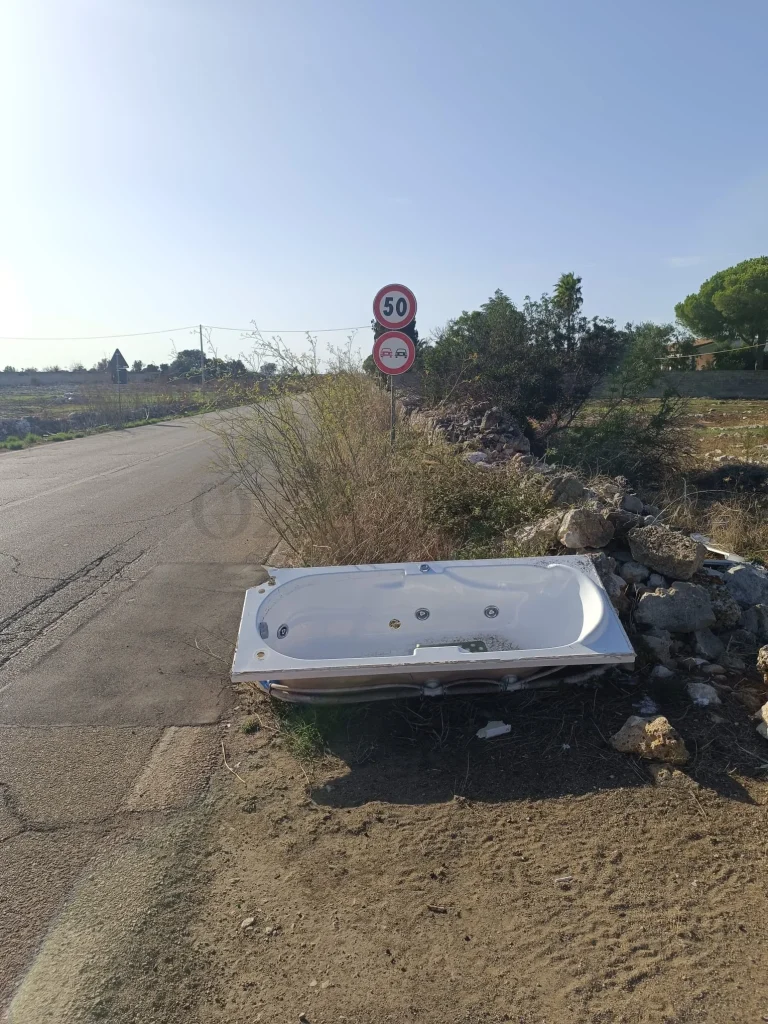 Dettaglio 1: Ugento, jacuzzi abbandonata all'ingresso del paese: l'inciviltà sfida il controllo