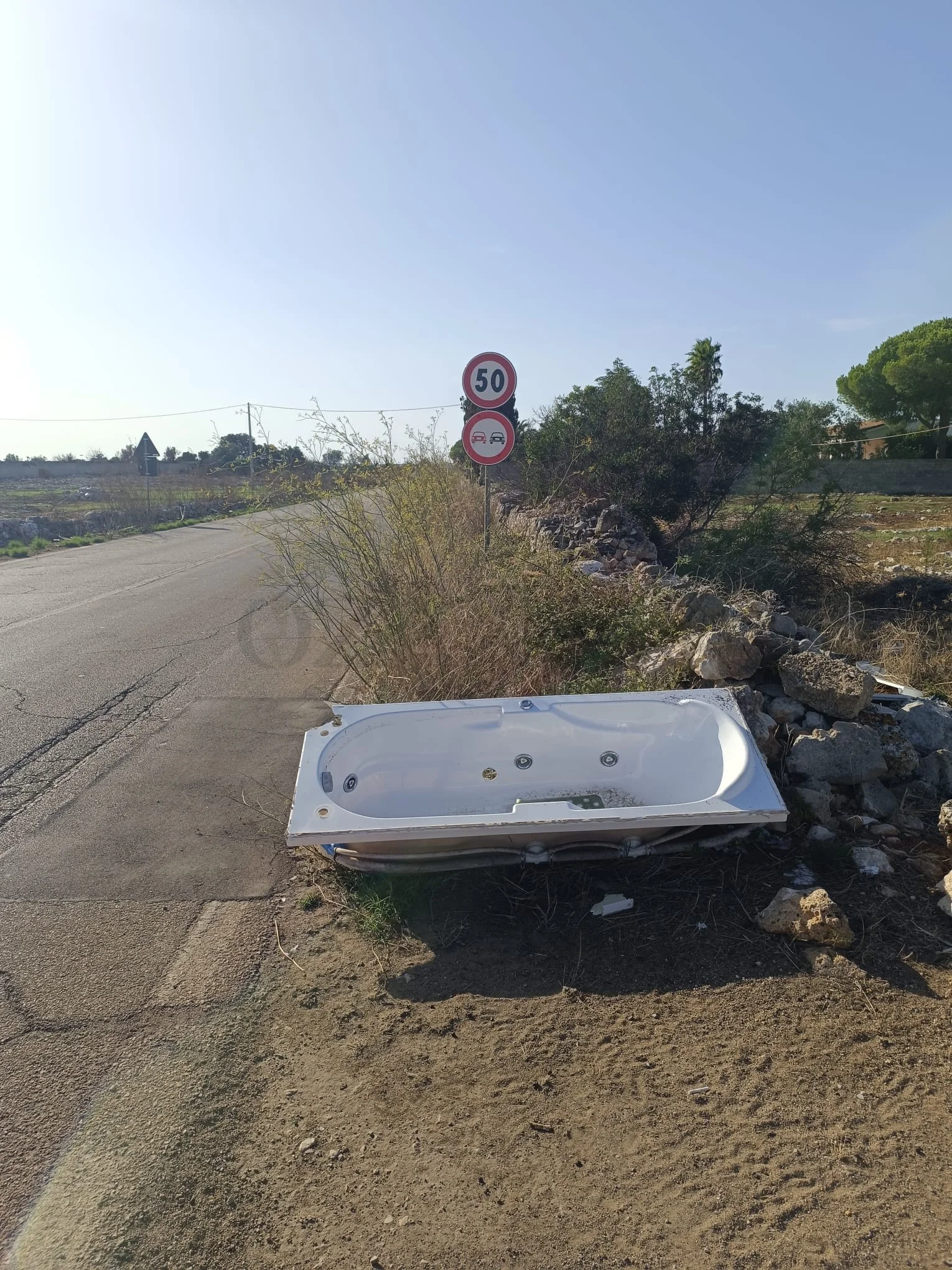 Foto: Ugento, jacuzzi abbandonata all'ingresso del paese: l'inciviltà sfida il controllo
