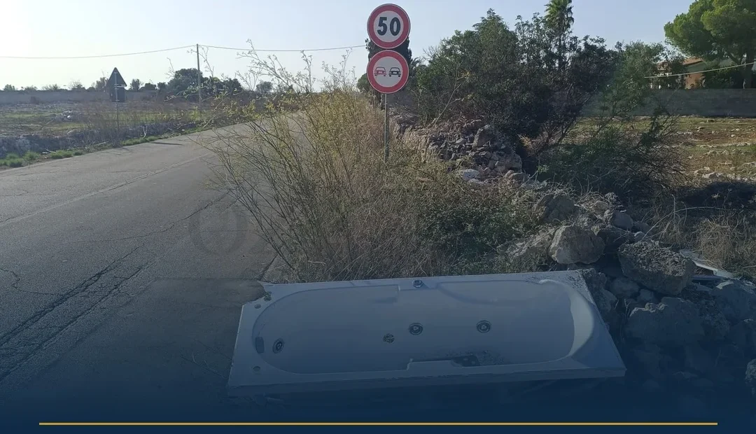 Anteprima di: Ugento, jacuzzi abbandonata all'ingresso del paese: l'inciviltà sfida il controllo