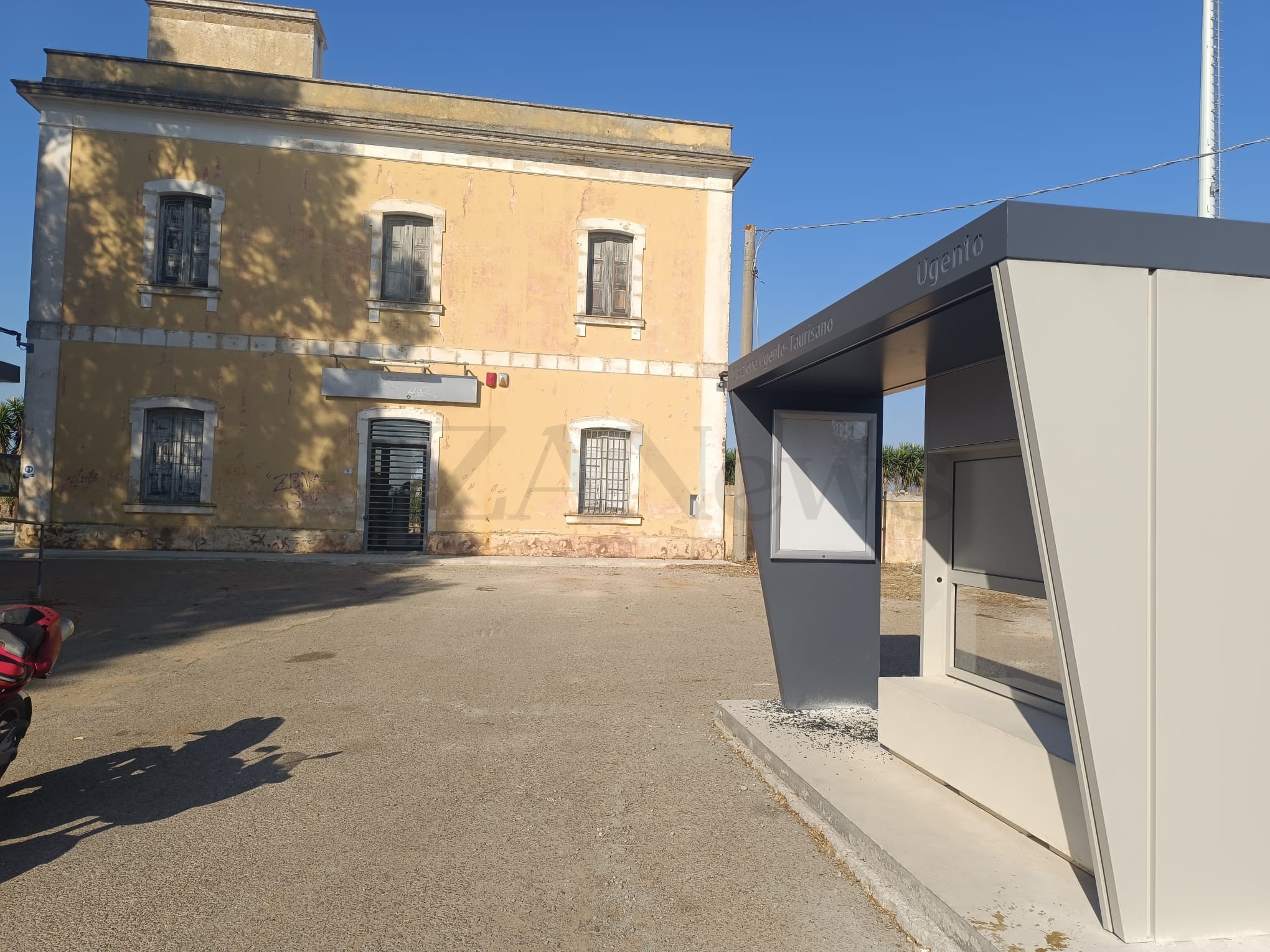 Ugento-Taurisano, vandalizzata nuova seduta alla stazione: riapre il dibattito sul degrado