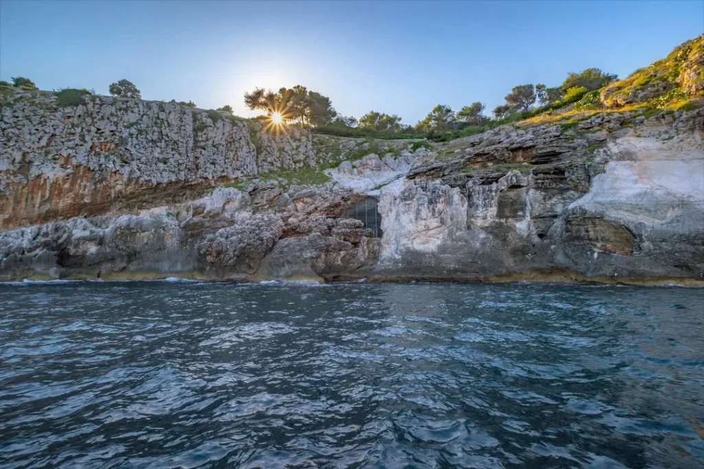Dettaglio 3: Castro, Grotta Romanelli: scoperte sepolture medievali riscrivono la storia del sito