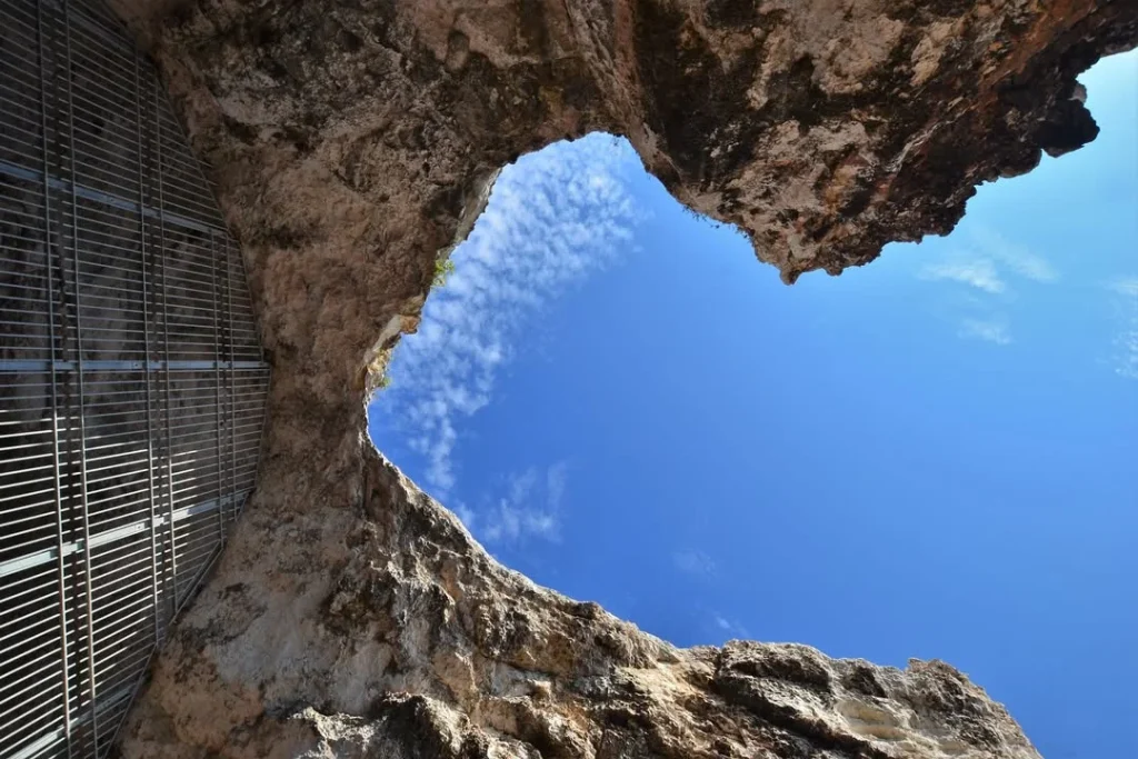 Dettaglio 4: Castro, Grotta Romanelli: scoperte sepolture medievali riscrivono la storia del sito