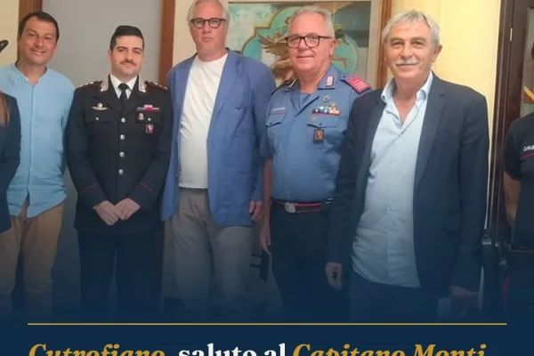 Cutrofiano, saluto al Capitano Monti prima del trasferimento a Firenze