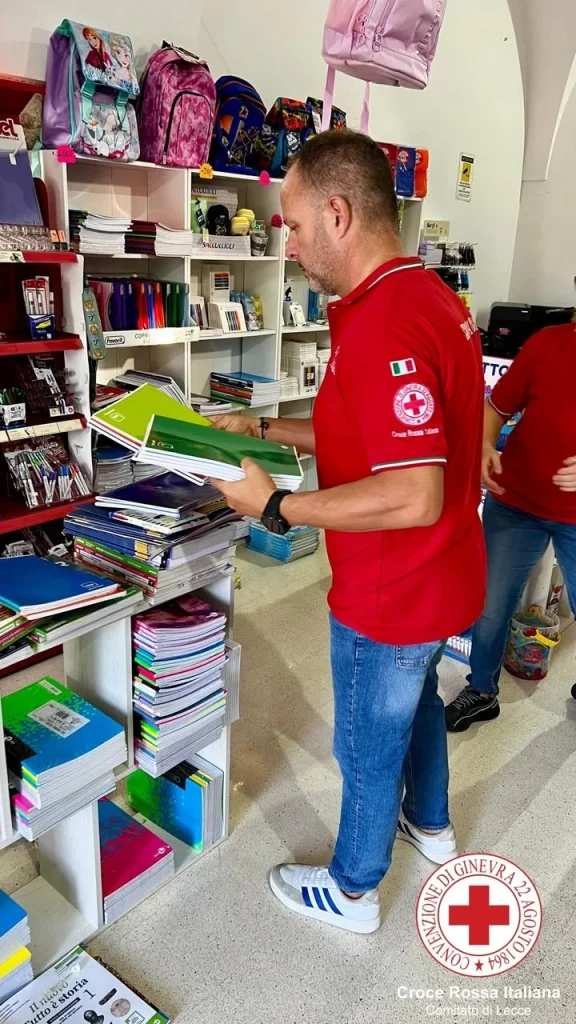 Dettaglio 2: Gagliano del Capo, successo per lo "Zaino SOSpeso": consegnato il materiale scolastico