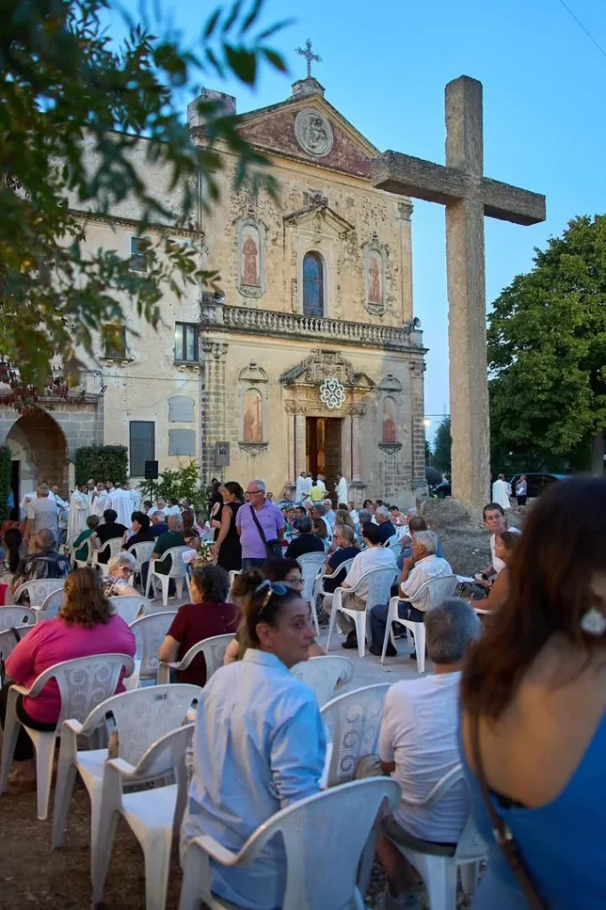 Dettaglio 7: Galatone, pellegrinaggio diocesano unisce i santuari del Crocifisso e della Madonna della Grazia