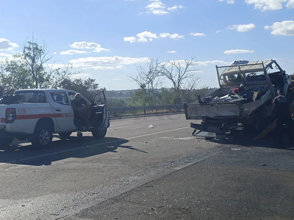 Dettaglio 4: Incidente sulla SS274, sette veicoli coinvolti a Felline: feriti e caos