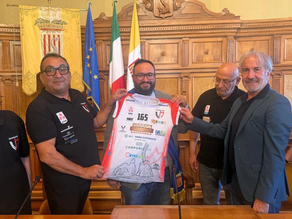 Dettaglio 2: Lecce, 'Salento d'Amare' sulle maglie della Narconon Volley Melendugno