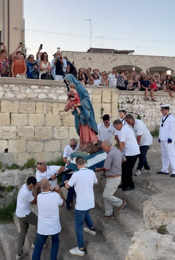 Dettaglio 5: Otranto celebra la Madonna dell'Altomare con tradizionale processione a mare