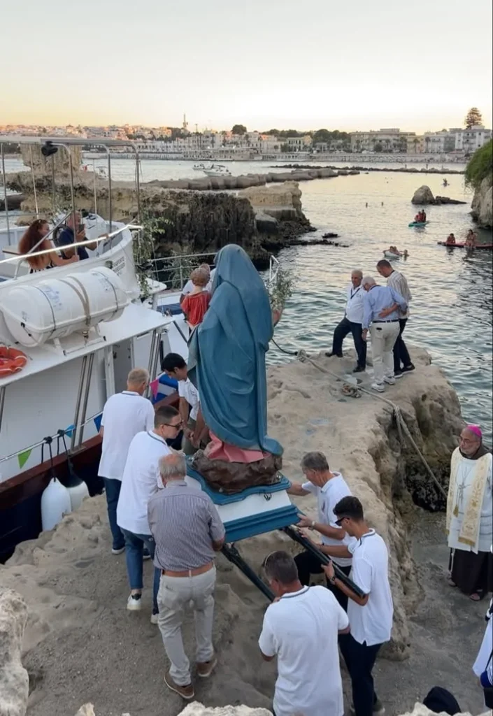 Dettaglio 6: Otranto celebra la Madonna dell'Altomare con tradizionale processione a mare