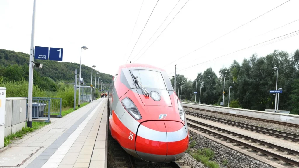 Dettaglio 1: San Vito dei Normanni, Frecciarossa investe anziano: circolazione sospesa Lecce-Bari