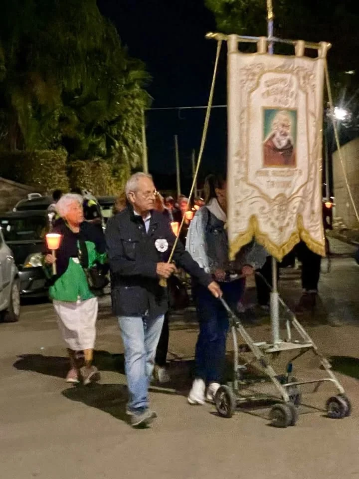 Dettaglio 11: Taviano celebra San Pio: pellegrinaggio e fiaccolata uniscono la comunità