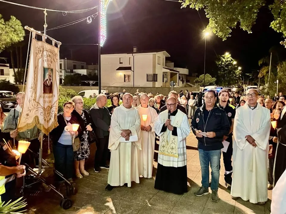Dettaglio 12: Taviano celebra San Pio: pellegrinaggio e fiaccolata uniscono la comunità