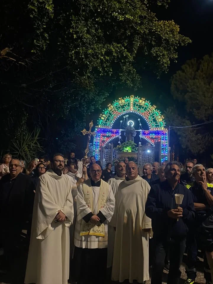 Dettaglio 6: Taviano celebra San Pio: pellegrinaggio e fiaccolata uniscono la comunità