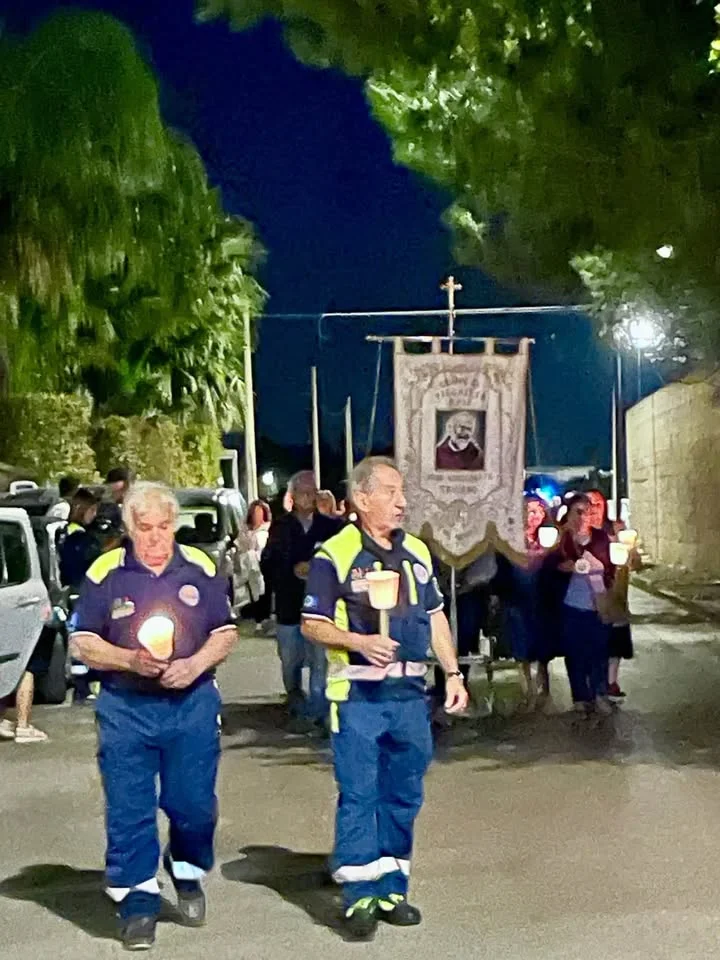 Dettaglio 8: Taviano celebra San Pio: pellegrinaggio e fiaccolata uniscono la comunità